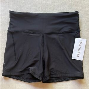 NWT Athleta Pacesetter 4” Shortie size L